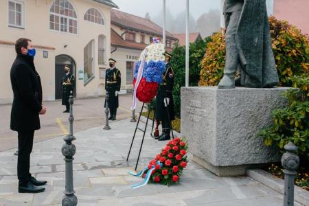 Polaganje cvetja k osrednjim spomenikom